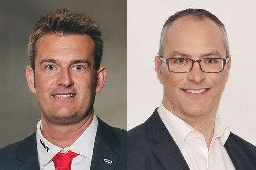 Das Bild zeigt zwei Männer nebeneinander: Der linke trägt ein dunkles Hemd mit roter Krawatte, während der rechte ein weißes Hemd und eine Brille trägt.