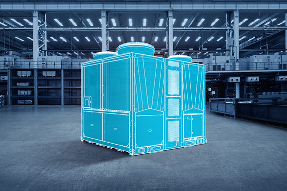 Ein blauer Kühlaggregat steht in einer industriellen Halle mit Regalen im Hintergrund.