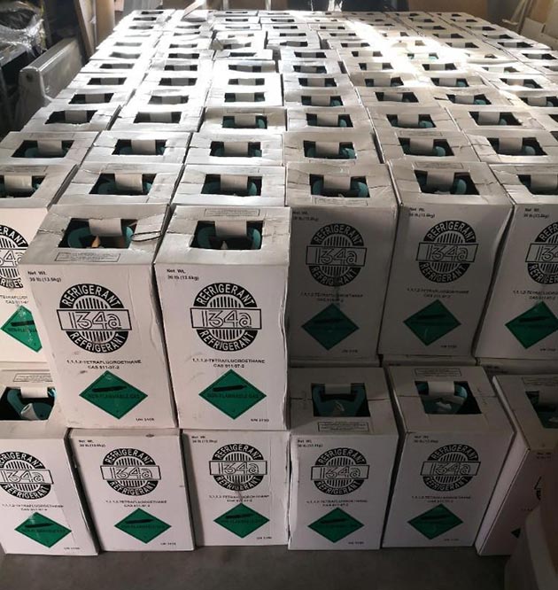 Eine große Anzahl von weißen Kartons mit grünen Etiketten und dem Logo 