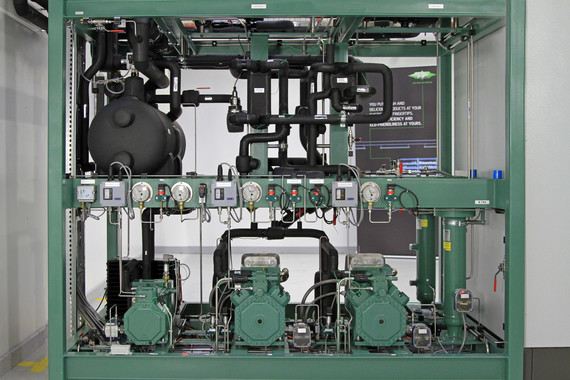 Ein technisches Gerätegehäuse mit mehreren Pumpen, Rohrleitungen und Bedienfeldern.