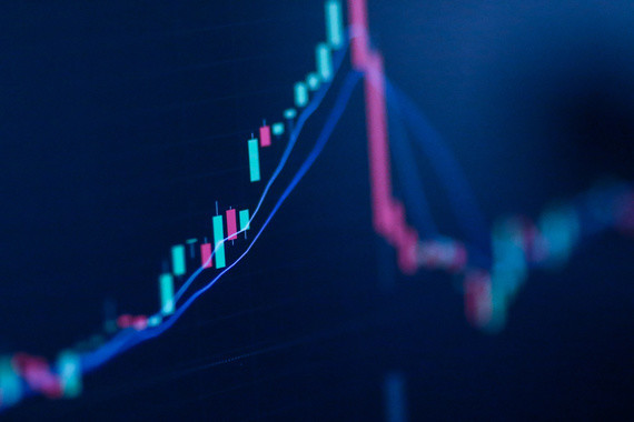Ein Diagramm mit zwei sich kreuzenden Linien, die auf einem dunklen Hintergrund verschiedene Werte darstellen.