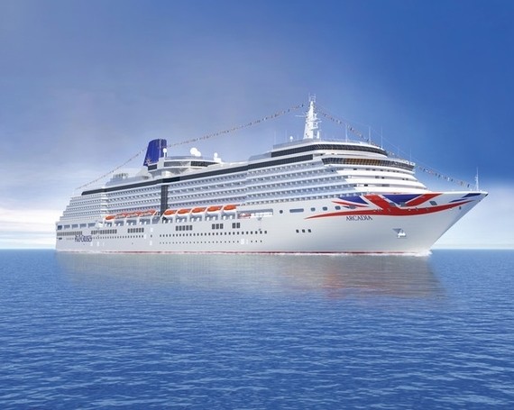 Ein großes Kreuzfahrtschiff mit dem Union Jack-Logo auf der Seite fährt auf ruhigem Meer.