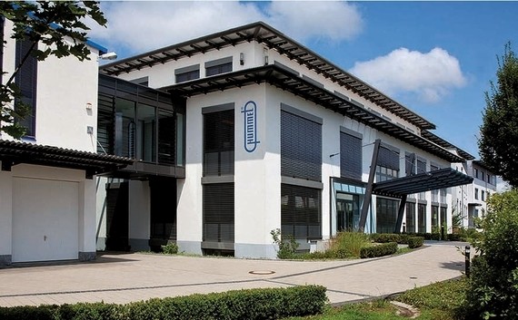 Ein modernes Gebäude mit großen Fenstern und einer klaren Sicht auf den Himmel.