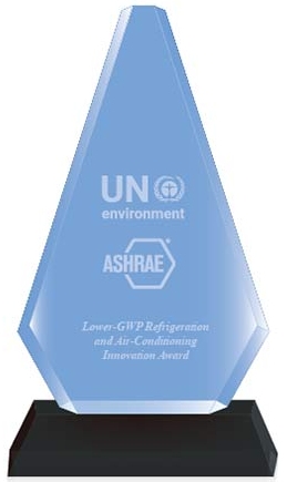 Ein transparentes, pyramidenförmiges Glaspreisstück mit der Aufschrift 