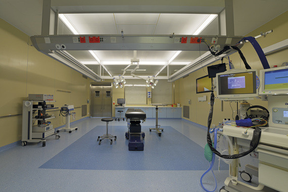 Ein modernes Operationssaal mit medizinischen Geräten, Monitoren und sterilem Umfeld.