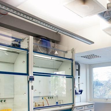Ein modernes Labor mit Schranken, Arbeitsplätzen und großen Fenstern.