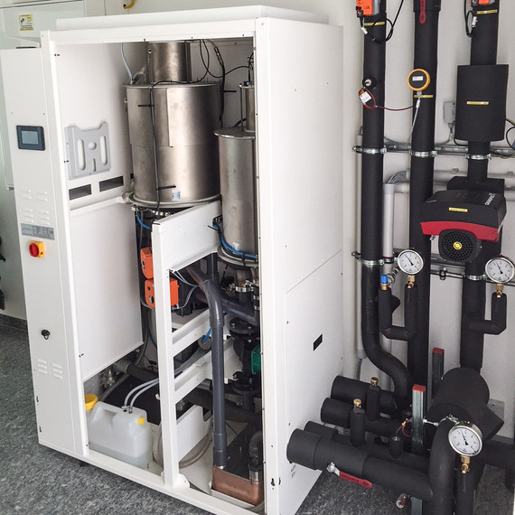 Ein technisches Gerätegehäuse mit verschiedenen Rohrleitungen, Druckmessern und Komponenten.