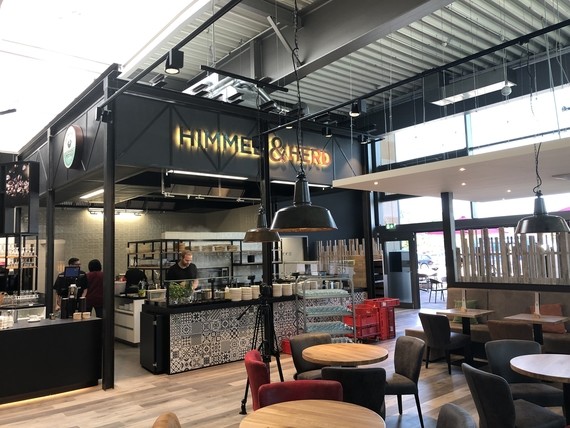 Ein modernes Café mit dem Namen 