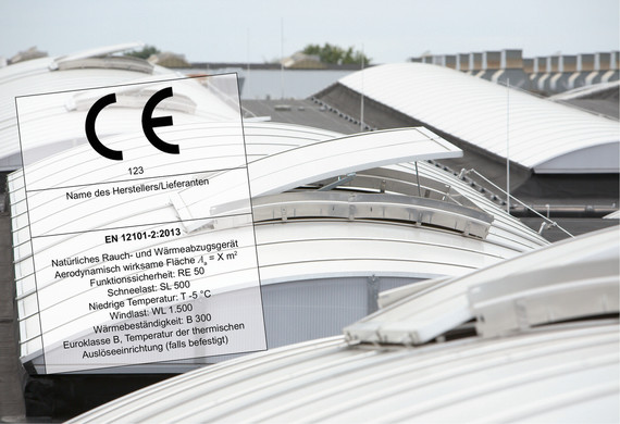 Ein Dokument mit CE-Zeichen und technischen Details über ein Produkt, überlagert auf einem Bild eines Daches mit Wellblech.