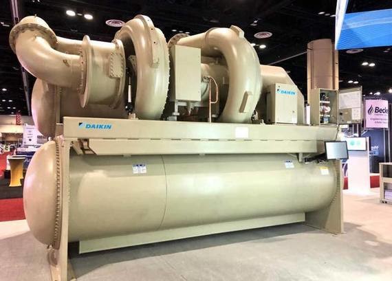 Ein großes industrielles Kühlaggregat mit der Marke 