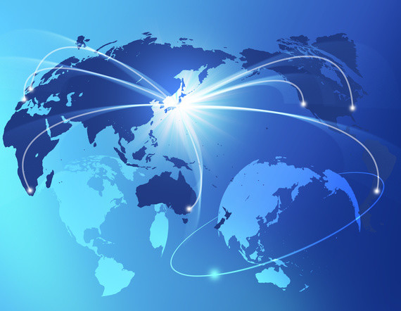 Eine Weltkarte mit blauen Lichtlinien, die eine globale Verbindung darstellen.