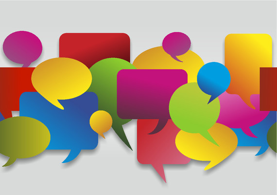 Ein buntes Muster aus überlappenden Sprechblasen in verschiedenen Farben und Formen.