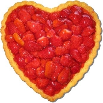 Ein Herzförmiger Kuchen mit einer Füllung aus roten Erdbeeren und einer goldgelben Kruste.