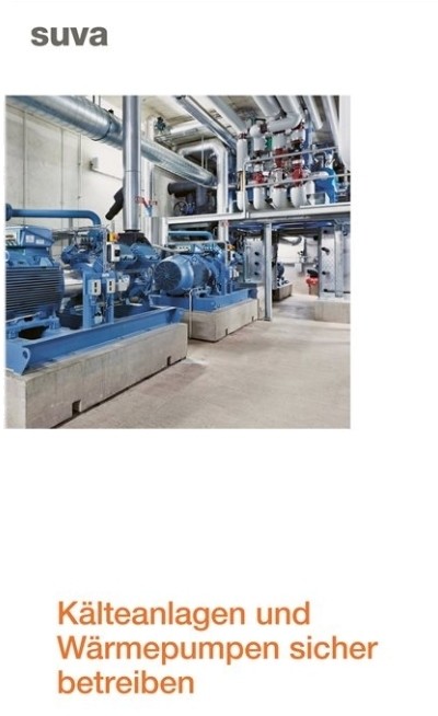 Ein Bild von einer industriellen Anlage mit Kühlanlagen und Wärmepumpen, die sich auf sichere Betriebsweise konzentriert.