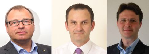 Drei Männer in Anzügen und Krawatten sind nebeneinander in einem Bild zu sehen.