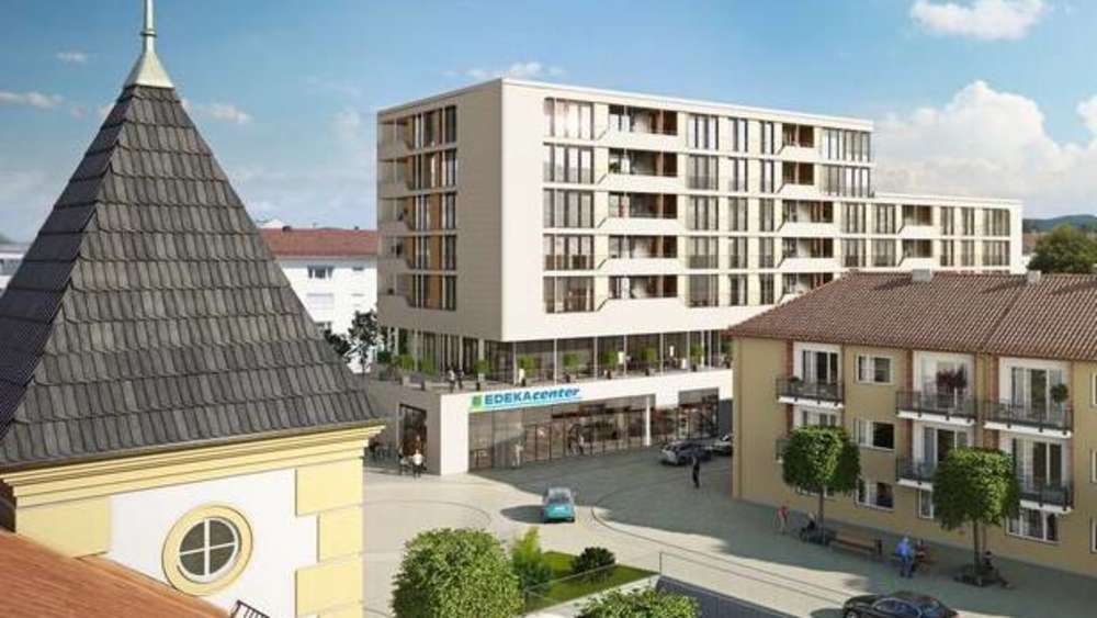 Ein modernes Mehrfamilienhaus steht neben einem traditionellen Gebäude mit Ziegeldach, umgeben von Bäumen und gepflastertem Gehweg.