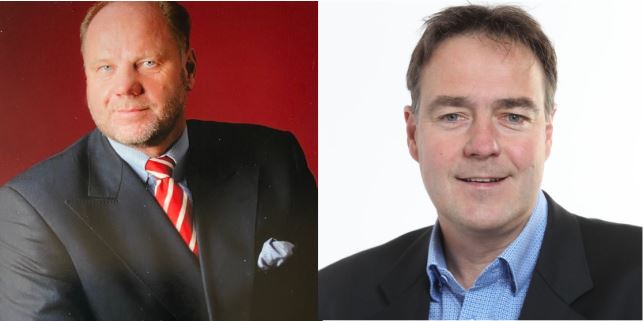 Das Bild zeigt zwei Männer in Anzügen nebeneinander, einer mit einem roten Krawatte und dem anderen in einem blauen Hemd.