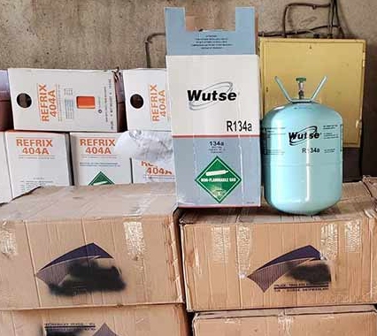 Ein Bild von mehreren Kisten und Gasflaschen, darunter Flaschen mit der Beschriftung 