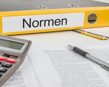 Ein gelbes Ordneretikett mit der Aufschrift 