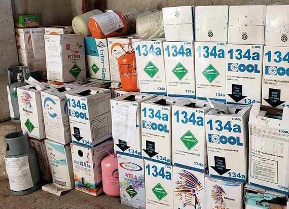 Eine Ansammlung von Kartons mit der Beschriftung 