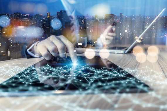 Eine Person tippt auf einer Tastatur, während im Hintergrund eine Stadt bei Nacht und digitale Netzwerke überlagert sind.