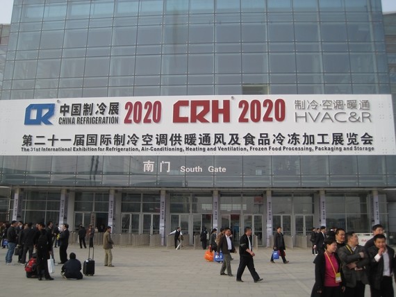 Ein großes Gebäude mit dem Schild 