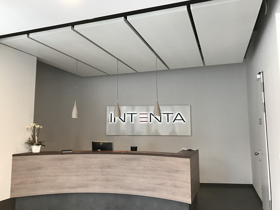 Ein moderner Büroempfangsbereich mit einem Schreibtisch und einem Schild, auf dem 