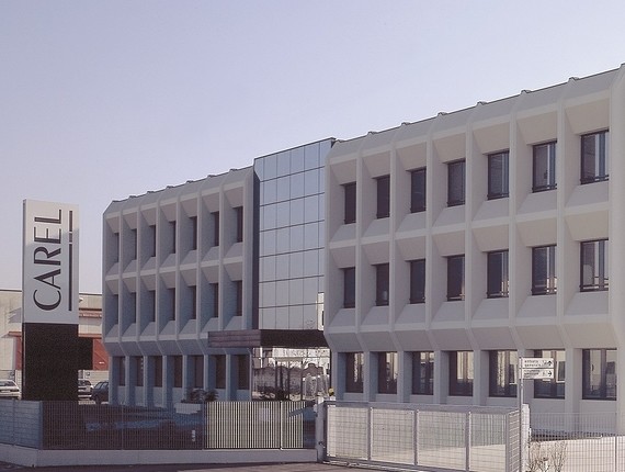 Ein modernes Bürogebäude mit großen Fensterfronten und einem Schild mit der Aufschrift 