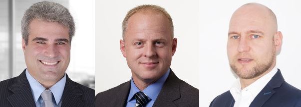 Drei Männer in Anzügen und Krawatten mit Lächeln und neutraler Miene.