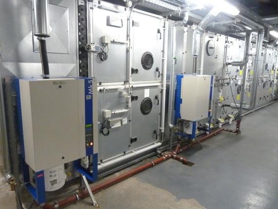 Ein Bild von industriellen Maschinen und Geräten in einem sauberen, gut beleuchteten Raum.