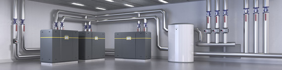 Ein modernes Heizungs- und Wärmespeichersystem mit mehreren großen Behältern und Rohrleitungen in einer industriellen Umgebung.