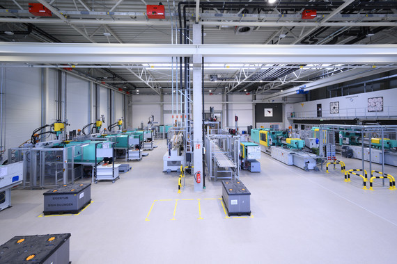 Ein modernes, weitläufiges Industriegebäude mit mehreren Maschinen und Werkzeugen, die in einer geordneten Anordnung aufgestellt sind.