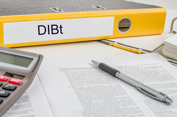 Ein gelber Ordner mit der Beschriftung 