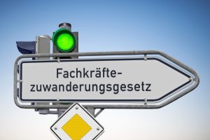 Ein Verkehrsschild mit der Aufschrift 