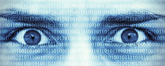 Ein Bild mit blauen Augen, die durch eine digitale Matrix aus Binärcode blicken.