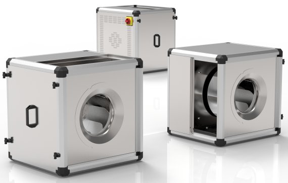 Drei kubische Geräte mit transparenten Türen und schwarzen Akzenten, die technische Komponenten enthüllen.