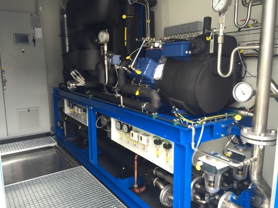 Ein industrieller Kühlsystem-Anlagenblock mit blauen Behältern, Rohrleitungen und Messinstrumenten.