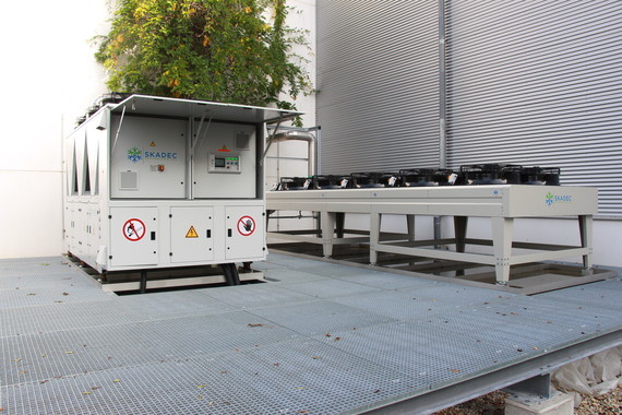 Ein Container mit Sicherheitszeichen steht neben einer Plattform mit Metallboden.