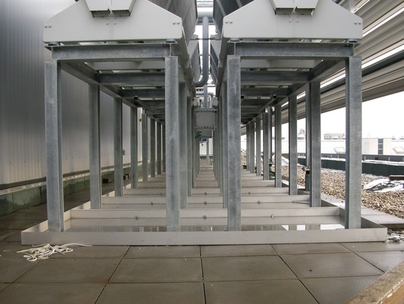 Eine industrielle Struktur mit Metallstützen und einer offenen Plattform.