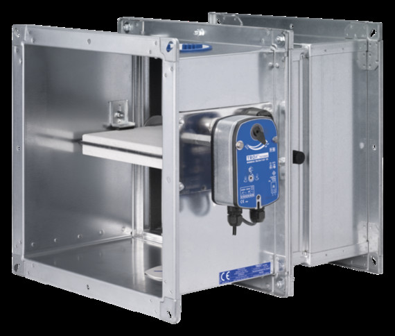 Ein metallener Kasten mit einer blauen Steuerbox und einem Schalter auf der Vorderseite.