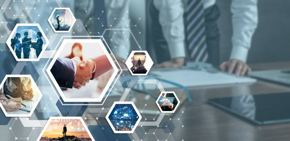 Zwei Personen schütteln Hände über einem Tisch, umgeben von Symbolen, die Zusammenarbeit und Technologie darstellen.