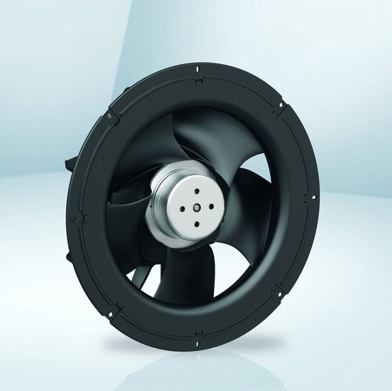 Ein schwarzer Ventilator mit einem weißen Mittelteil und mehreren Schraubenlöchern.