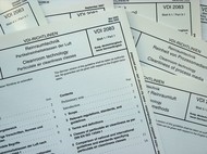 Ein Stapel von Dokumenten mit Formularen und Textfeldern, die teilweise ausgefüllt sind.