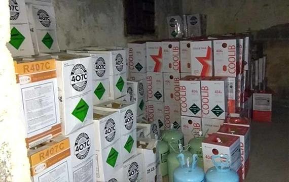 Eine Ansammlung von Kisten und Gasflaschen mit Beschriftungen wie 