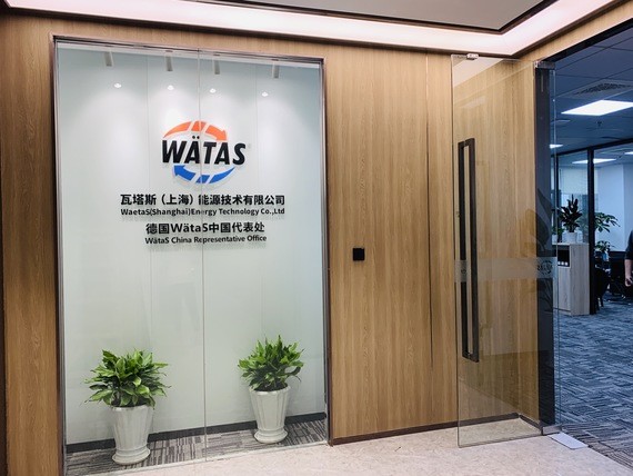 Ein Büro mit einer Tür und einem Schild, auf dem 