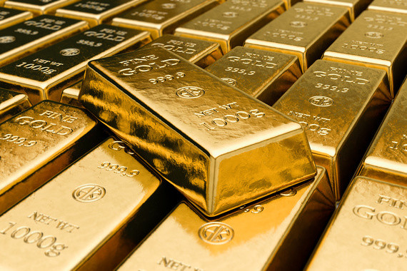 Eine Ansammlung von glänzenden Goldbarren, die aufeinander gestapelt sind.