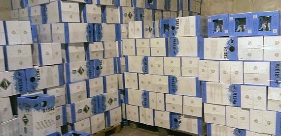 Eine große Anzahl von blau-weißen Kartons ist ordentlich gestapelt.