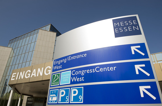 Ein Wegweiser am Messegelände in Essen zeigt Richtungen zu Eingang, CongressCenter West und Parkplatz P9.