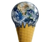 Ein Eiswaffel-Kegel mit einer Erdkugel als Eiscreme darin.