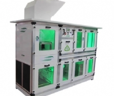 Ein modernes Laborgerätegehäuse mit mehreren Sektionen, darunter ein grünes Licht und ein integriertes Ventilationsystem.